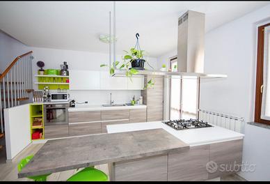 Cucina con isola e arredo in coordinato