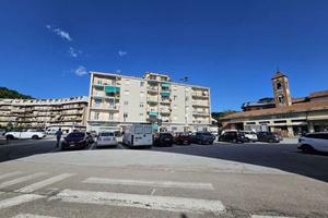 Luminoso Appartamento di 5 Locali con Balcone, Box