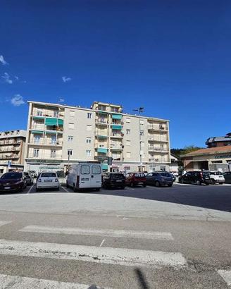 Luminoso Appartamento di 5 Locali con Balcone, Box