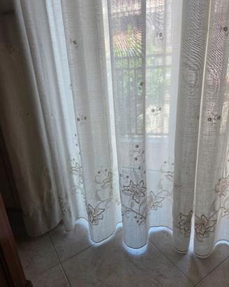 tenda di lino ricamata con mantovana e calate 