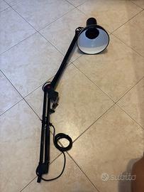 Lampada da scrivania nera a braccio snodabile