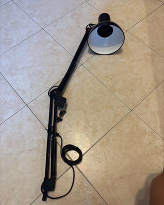 Lampada da scrivania nera a braccio snodabile