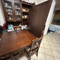 Tavolo a ribalta con quattro sedie