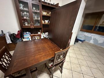 Tavolo a ribalta con quattro sedie