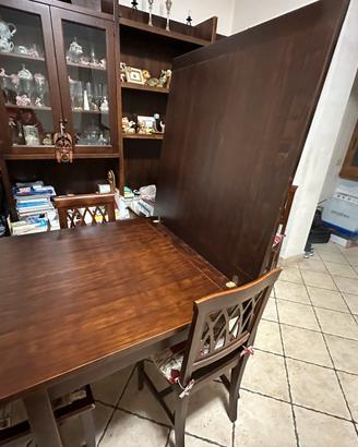 Tavolo a ribalta con quattro sedie