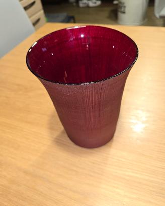 Vaso in vetro rosso