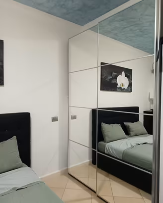 Armadio Ikea con 2 ante scorrevoli a specchio