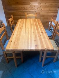 Tavolo in legno con 6 sedie