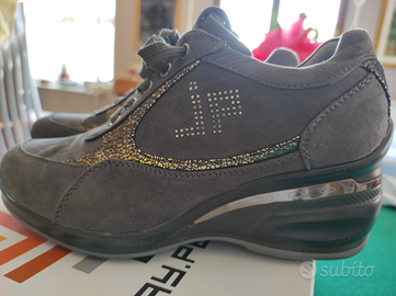 Mocassino scamosciato con dettagli dorati