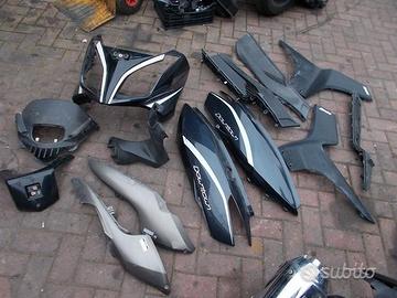 Downtown 125 300 : carene faro cerchi forcella