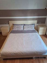 Letto matrimoniale con comodini 