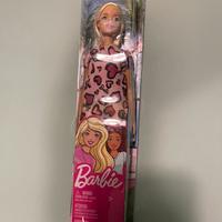 Barbie con Abito Rosa con Cuoricini e Scarpe