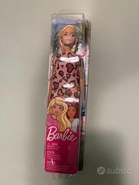Barbie con Abito Rosa con Cuoricini e Scarpe