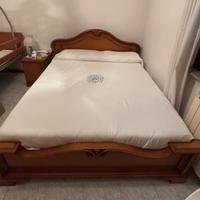 Letto matrimoniale in legno classico intagliato