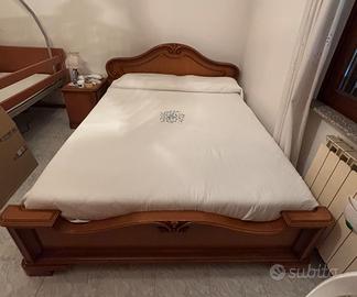 Letto matrimoniale in legno classico intagliato