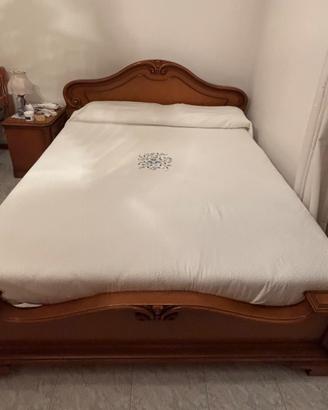 Letto matrimoniale in legno classico intagliato