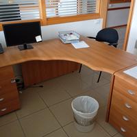 scrivanie e scaffali da ufficio