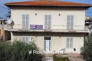 AMPIA CASA BIFAMILIARE CON GIARDINO E POSTI AUTO