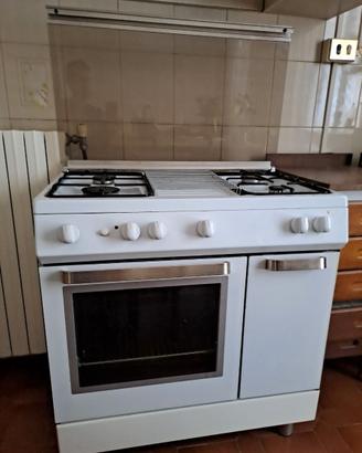 Cucina a gas con 4 fuochi