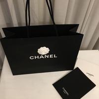 Busta originale Chanel con fiore di camelia