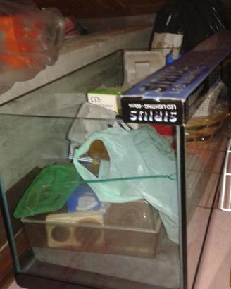 ACQUARIO DA 100L. E ACCESSORI VARI.