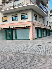 Locale Commerciale Grande