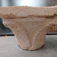 capitello in pietra 