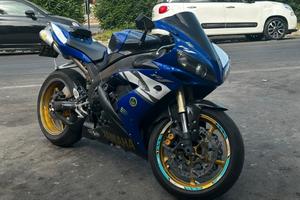 r1 gia tagliandata alla yamaha e pulita