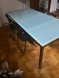 Tavolo in vetro con struttura in alluminio