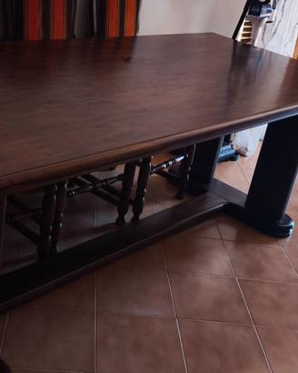 Tavolo fatto amano in noce