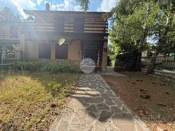 VILLA A SCHIERA D'ANGOLO A ROCCA DI MEZZO