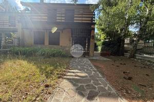 VILLA A SCHIERA D'ANGOLO A ROCCA DI MEZZO