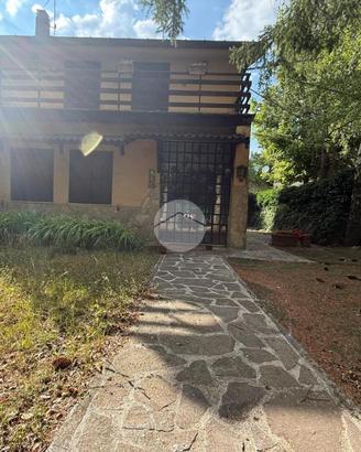 VILLA A SCHIERA D'ANGOLO A ROCCA DI MEZZO