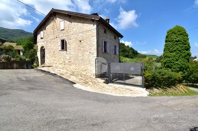 CASA SEMINDIPENDENTE A CALESTANO