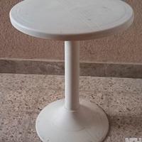 Tavolo bianco rotondo  con due  sedie