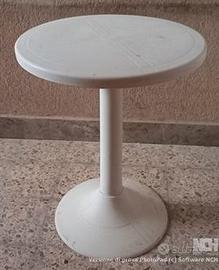 Tavolo bianco rotondo  con due  sedie