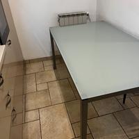 Tavolo in vetro satinato grigio chiaro