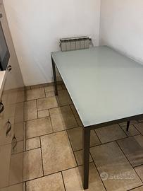 Tavolo in vetro satinato grigio chiaro