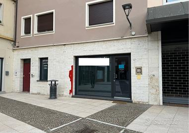 Negozio in piazza a casarsa