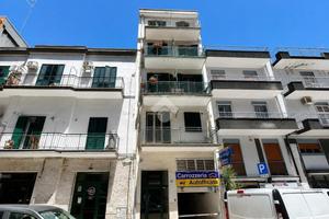 3 LOCALI A BARI