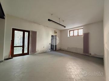 CASA INDIPENDENTE A ESINE