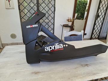 Aprilia Tuono v4. Vasca carena in carbonio