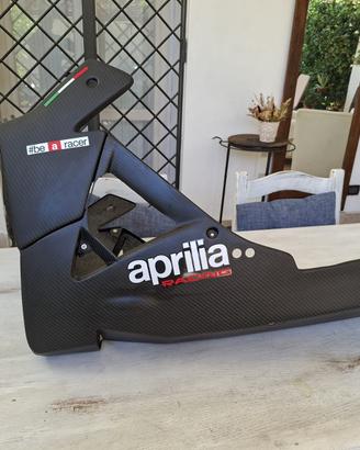 Aprilia Tuono v4. Vasca carena in carbonio