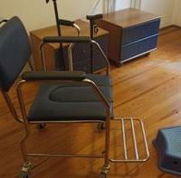 SEDIA DISABILI + TREPPIEDE E 2 BASTONI