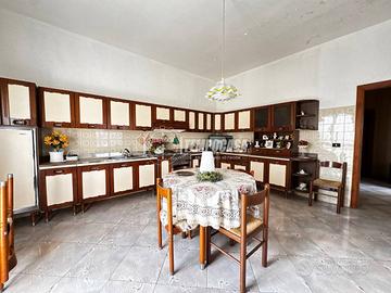 VILLA INDIPENDENTE CON AMPIO TERRENO