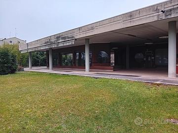 Immobile commerciale (negozio bar/ristorante-uffic