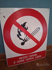 Cartello vietato fumare o  usare fiamme libere 