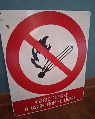 Cartello vietato fumare o  usare fiamme libere 