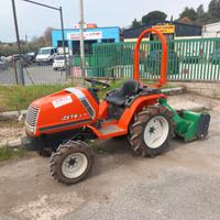 Trattore kubota con trincia