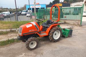 Trattore kubota con trincia